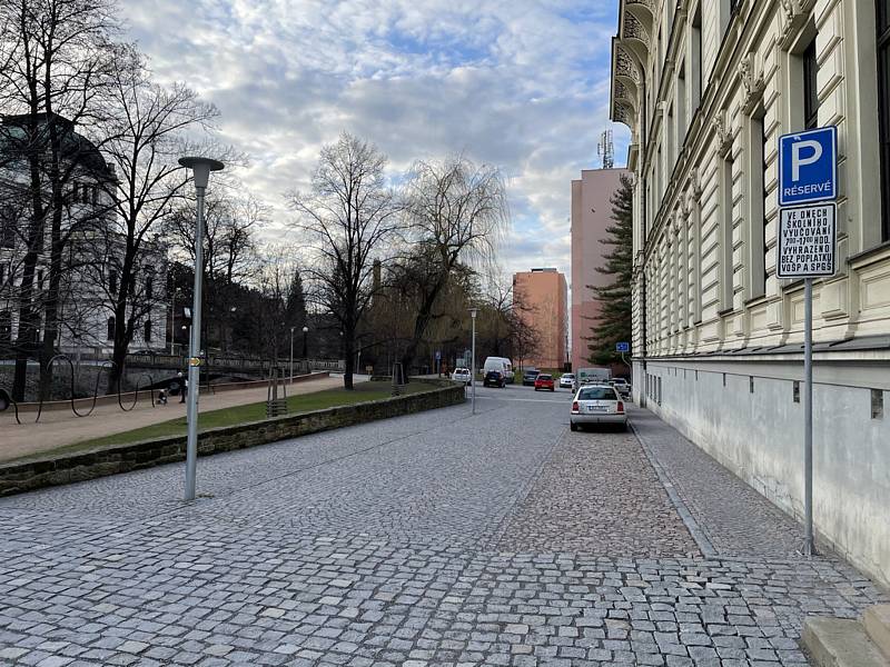 Jindy plná podloubí a ulice Litomyšle zejí o víkendech v Litomyšli prázdnotou. Stejně tak Klášterní zahrady. Podívejte se na "vylidněné" město.