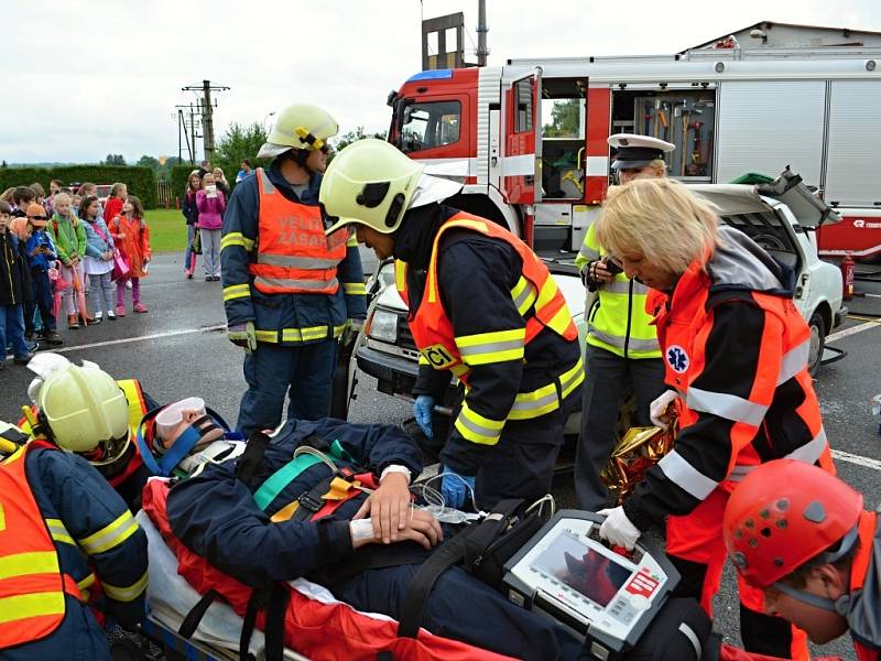 Prohlédnout a vyzkoušet si techniku mohly děti  v areálu Hasičského záchranného sboru ve Svitavách. Hasiči, policisté a záchranáři jim ukázali, jak spolupracují při záchraně života a zároveň dětem poradili, jak se v těchto situacích zachovat.