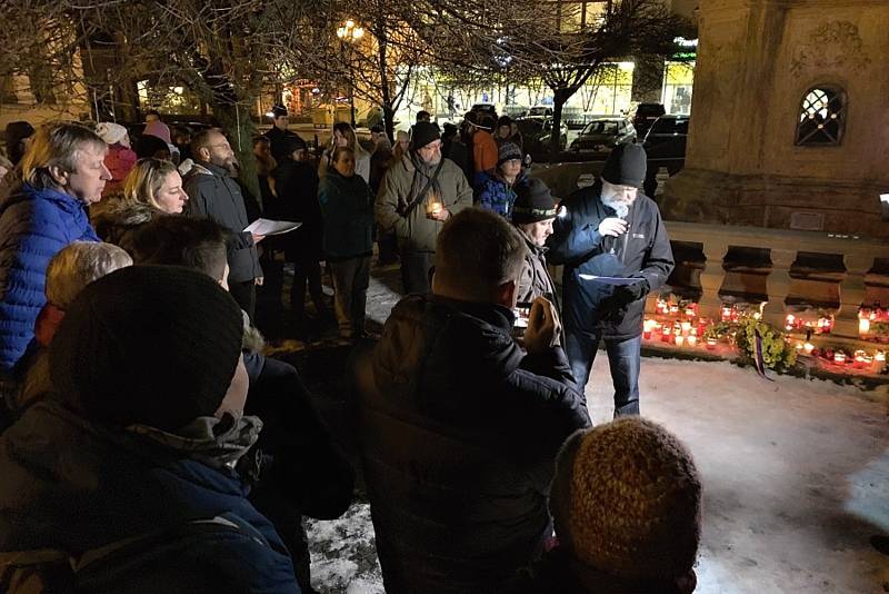 Desítky lidí u morového sloupu na náměstí si ve středu večer připomněly čin Jana Palacha.