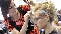 Budoucí kadeřnice a kosmetičky se sjely do Střední odborné školy v Lanškrouně. Na Kalibr cupu si vyzkoušely svoji kreativitu a cit v účesové tvorbě, líčení a úpravě nehtů.