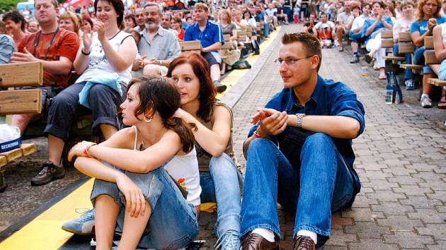 Nejen kvůli projekci filmů chodí lidé do amfiteátrů. Organizátoři si pro návštěvníky připravili také hudební vystoupení skupin různých žánrů.