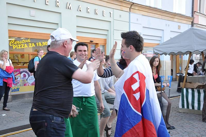 Na gastronomických slavnostech v Litomyšli u velkoplošné obrazovky fandili vedle sebe Češi i Slováci. 