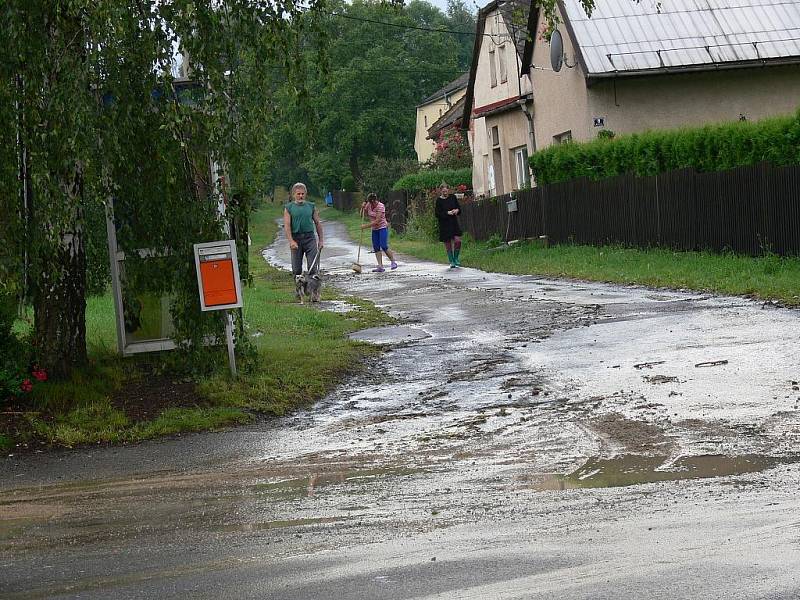 Průtrž mračen zkomplikovala dopravu na Svitavsku.