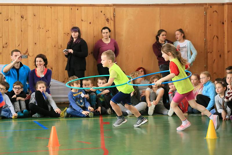 Školáci v Jevíčku si zatrénovali s výškařkou Michaelou Hrubou.