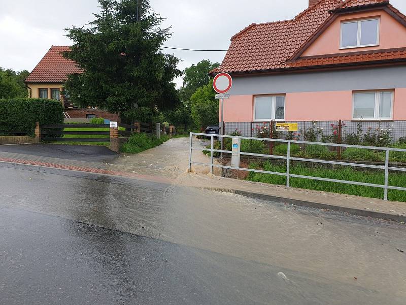 V Litomyšli, ulice Na Lánech, došlo vlivem dešťů k sesutí svahu