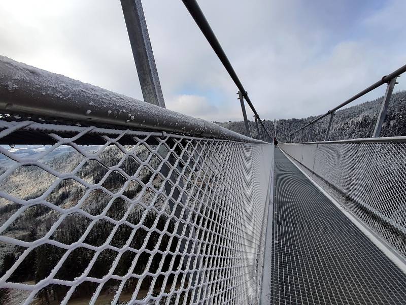 Na Dolní Moravě začala zima, zasněžování sjezdovek jede na plné obrátky. Jiné výhledy nabízí nejdelší visutý most na světě Sky Bridge 721.