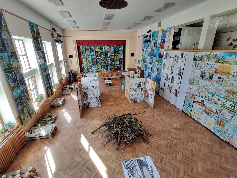 Výtvarné studio v Dolním Újezdu pořádá 22. výstavu Botanika. Výtěžek z prodeje děl výtvarníků půjde na pomoc Ukrajině.