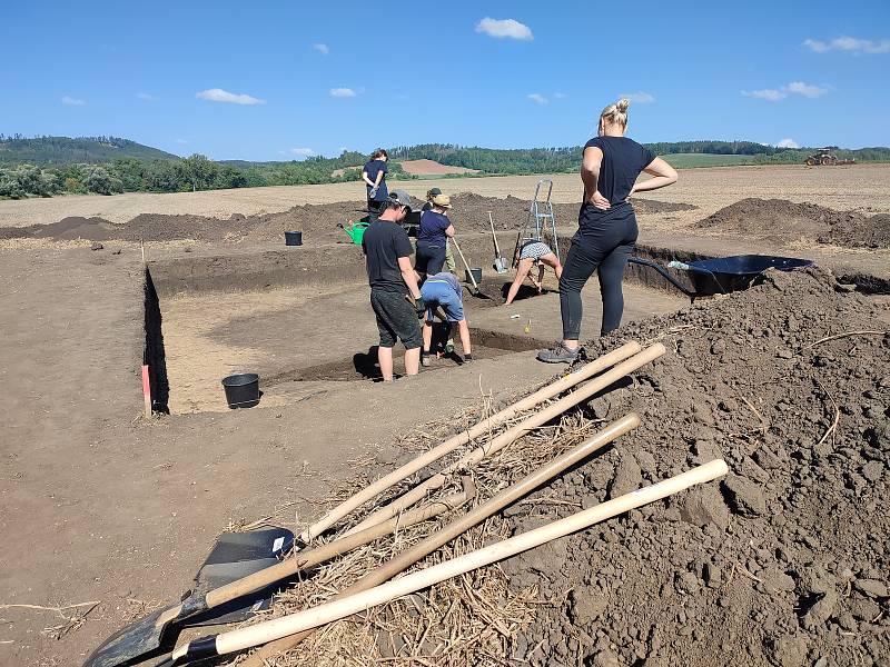 Archeologové pracují v Jevíčku na poli už čtvrtým rokem. Nalezli úlomky keramiky, zbytky zubů a hlavně řadu obytných i výrobních objektů zahloubených v zemi.