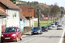 Jedno auto za druhým. Tak to vypadá na frekventované silnici I/43 v Moravské Chrastové, Březové nad Svitavou i Rozhraní. Hluk odstraní nová okna. Hustý provoz ale zůstane.