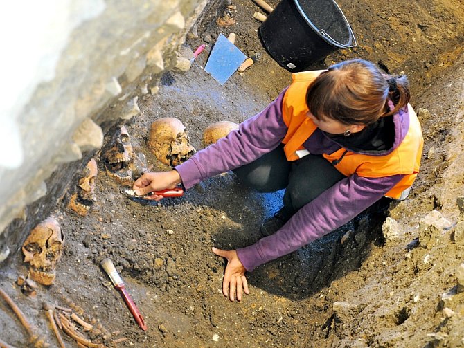 Archeologové při práci na zámeckém návrší v Litomyšli