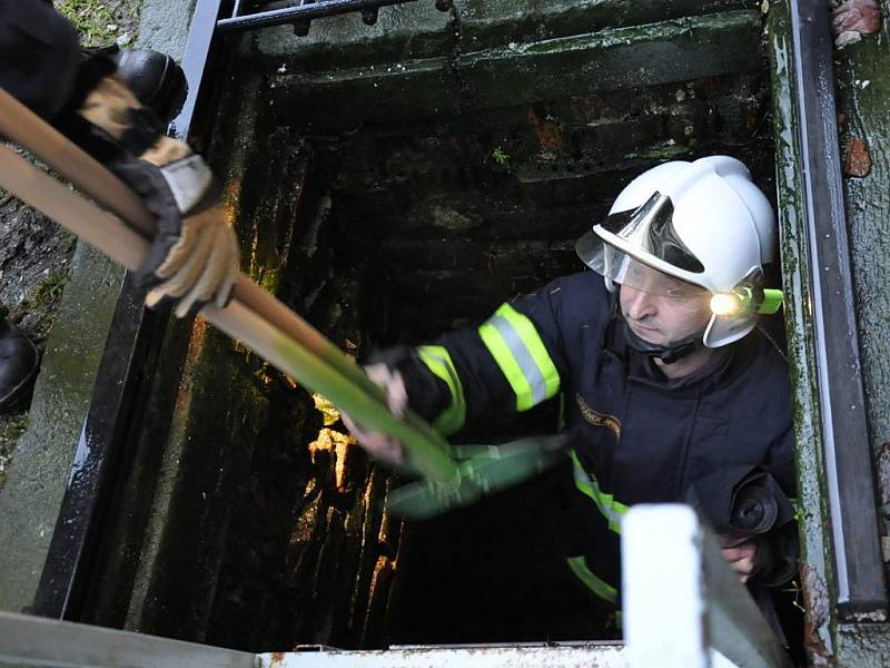 Pohyb v dýchací technice  v podzemních  chodbách  byl pro hasiče náročný.  V pondělí  odpoledne trénovali na skutečný zásah v podzemí. Jsou připraveni!  