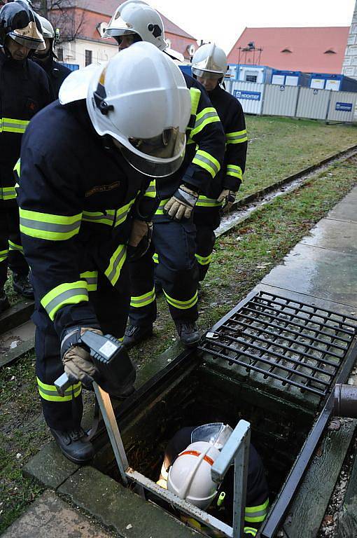 Pohyb v dýchací technice  v podzemních  chodbách  byl pro hasiče náročný.  V pondělí  odpoledne trénovali na skutečný zásah v podzemí. Jsou připraveni!  