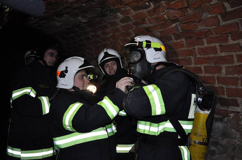 Pohyb v dýchací technice  v podzemních  chodbách  byl pro hasiče náročný.  V pondělí  odpoledne trénovali na skutečný zásah v podzemí. Jsou připraveni!  