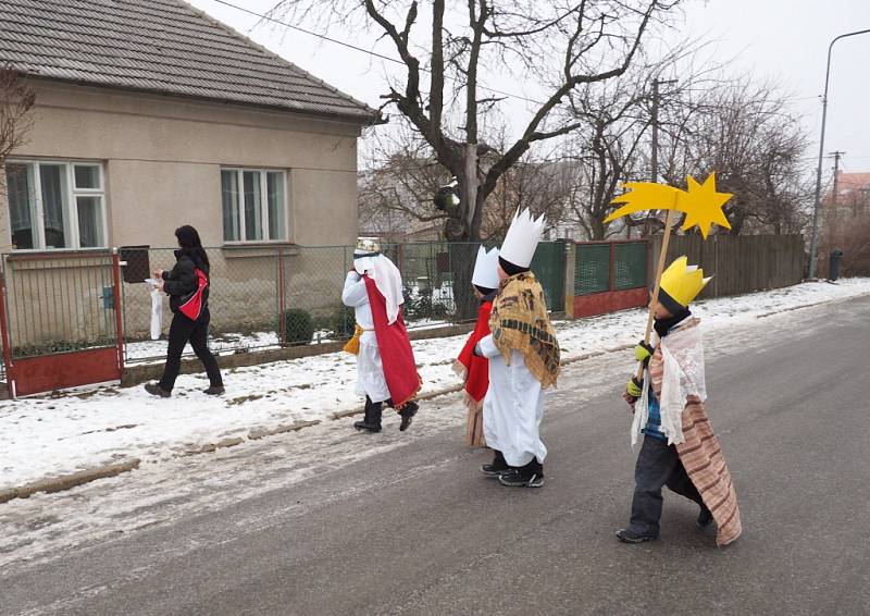 Malí koledníci vyrazili v Bystrém na Tříkrálovou sbírku.