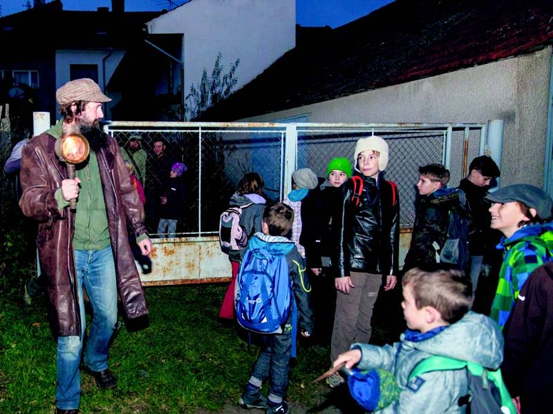 Vontská stínidla. Na jeden večer se uličky, zákoutí, dvorky a plácky města proměnily v tajuplnou čtvrť, barvitě vylíčenou v knihách  Jaroslava Foglara