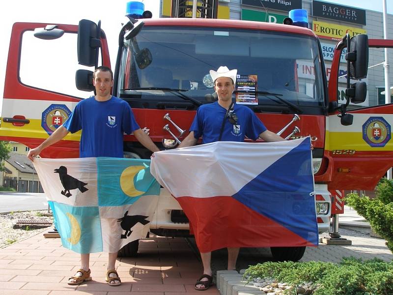Martin a Jiří Štáblovi z Vranové Lhoty reprezentují rodnou obec a celou republiku v hasičských soutěžích.