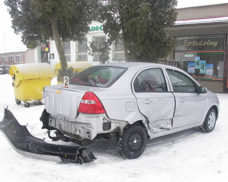 Nehoda tří automobilů v Hradci nad Svitavou (Svitavsko).