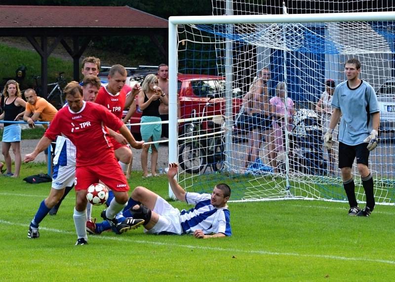 FOTBALISTÉ Dolního Újezdu si poradili s odvěkými rivaly z Morašic (hosté s pruhy) a mohou se těšit na další pohárové dějství. 