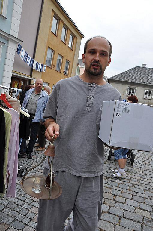 Již potřetí ožilo v sobotu Toulovcovo náměstí v Litomyšli bleším trhem.         