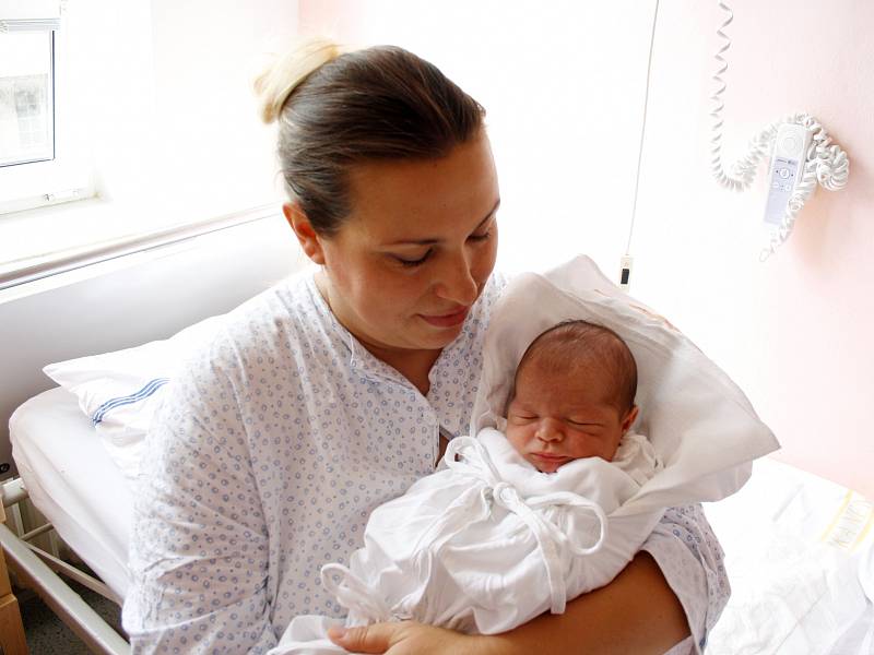 DOMINIK HANSGUT je druhým dítětem Adriany a Roberta z Moravské Třebové. Narodil se 6. srpna v 9.26 hodin, vážil 3930 gramů a měřil 52 centimetrů. Tatínek byl u porodu.