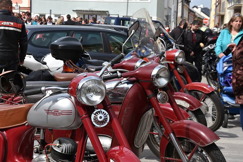 Farář Marian Sokol požehnal v Poličce sedmi stovkám motorkářů.