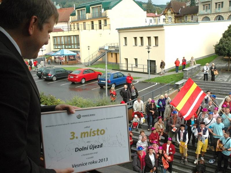 TAK SE SLAVÍ BRONZ! Lidé z Dolního Újezdu  vyrazili na slavnostní vyhlášení výsledků do Luhačovic, kde vytvořili atmosféru hodnou významného sportovního utkání.  Na Moravě a výpravu z Újezdu asi jen tak  nezapomenou. 