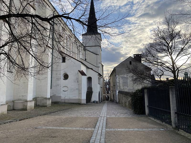 Jindy plná podloubí a ulice Litomyšle zejí o víkendech v Litomyšli prázdnotou. Stejně tak Klášterní zahrady. Podívejte se na "vylidněné" město.