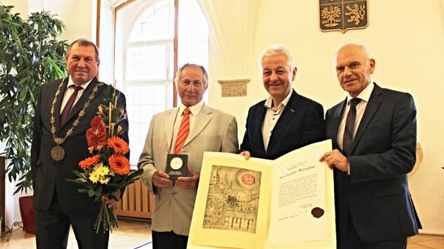 Cena města Moravská Třebová za rok 2017 patří Františku Matouškovi. Foto: Václav Dokoupil