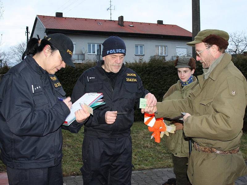 Myslivci v Makově měli v sobotu nečekanou návštěvu. Ještě než vyrazili za zvěří, prověřili je policisté. Všechny doklady i zbraně měli v pořádku. 