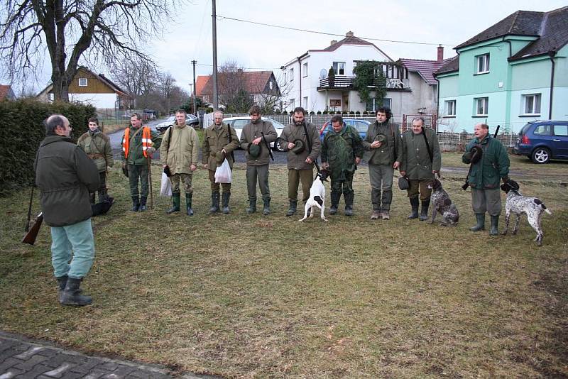 Myslivci v Makově měli v sobotu nečekanou návštěvu. Ještě než vyrazili za zvěří, prověřili je policisté. Všechny doklady i zbraně měli v pořádku. 