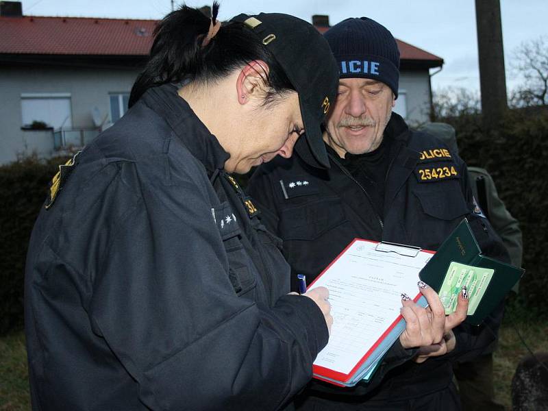 Myslivci v Makově měli v sobotu nečekanou návštěvu. Ještě než vyrazili za zvěří, prověřili je policisté. Všechny doklady i zbraně měli v pořádku. 