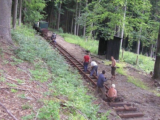 DOBROVOLNÍCI pomáhají v Mladějově s renovací historické úzkorozchodné železnice. 