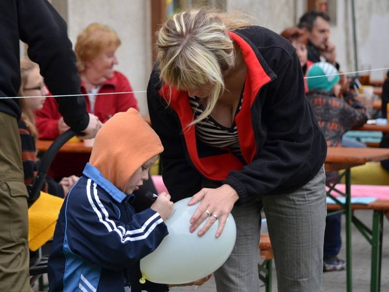 DÝŇOBRANÍ si užily především děti. Nezávisle závislí pro ně připravili celou řadu úkolů, za které děti dostávaly body. Pořadatelé si na pomoc přivolali tajemné bytosti, duchy, strašidla i čarodějnice. 