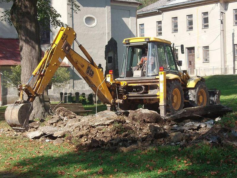 Bělovský park pod lípami se dočkal konečně obnovy.