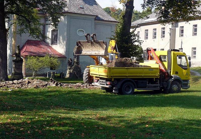 Bělovský park pod lípami se dočkal konečně obnovy.