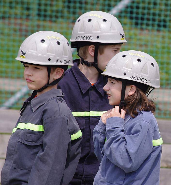 O putovní Pohár Malé Hané se utkali mladí hasiči v Jevíčku.