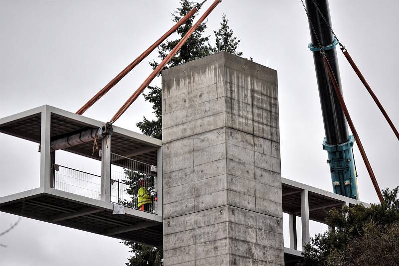 Stavba nového nadchodu přes silnici I/35 v Litomyšli. Jeřáb položil na pilíře postupně oba kusy ocelové lávky.