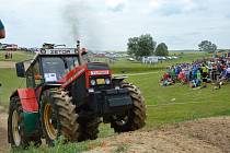 ČTYŘI DESÍTKY traktorů se představily v sobotu v Horním Újezdu na Traktoriádě.