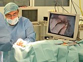 Plastické operace ušních boltců ve svitavské nemocnici za přítomnosti kamery
