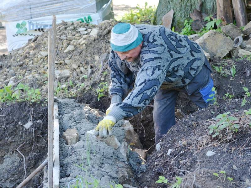 Základy pod obnovenou zvonici v Horákově Lhotě jsou téměř hotové. Parta nadšenců si přeje, aby byla na svém místě pod lípou ještě v letošním roce.