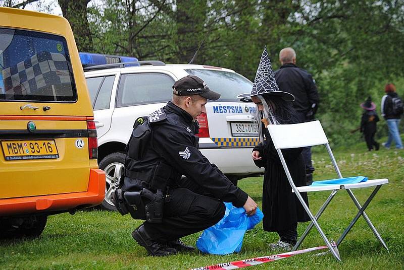 MLADÁ BOLESLAV přivítala na čarodějnické party na Krásné louce stovky lidí. Kromě ohně nechyběla ani muzika. 