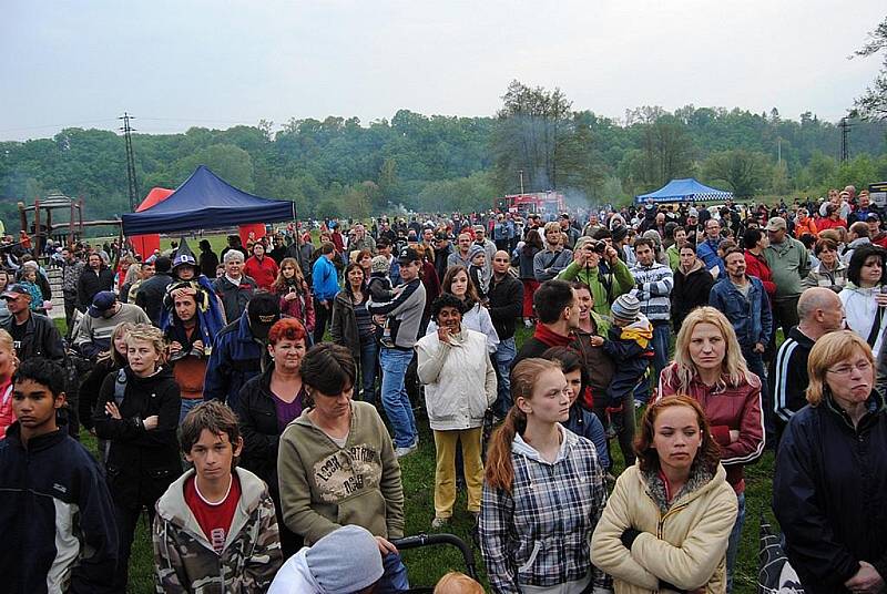 MLADÁ BOLESLAV přivítala na čarodějnické party na Krásné louce stovky lidí. Kromě ohně nechyběla ani muzika. 