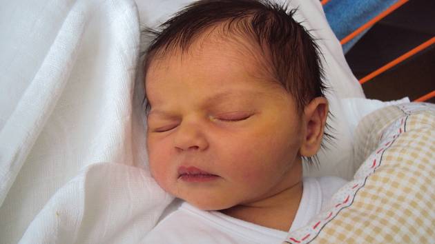 ZUZANKA Huková se narodila 7. února ve 20.11 hodin, vážila 3,41 kg a měřila 51 cm. Doma bude v Jizerním Vtelně.
