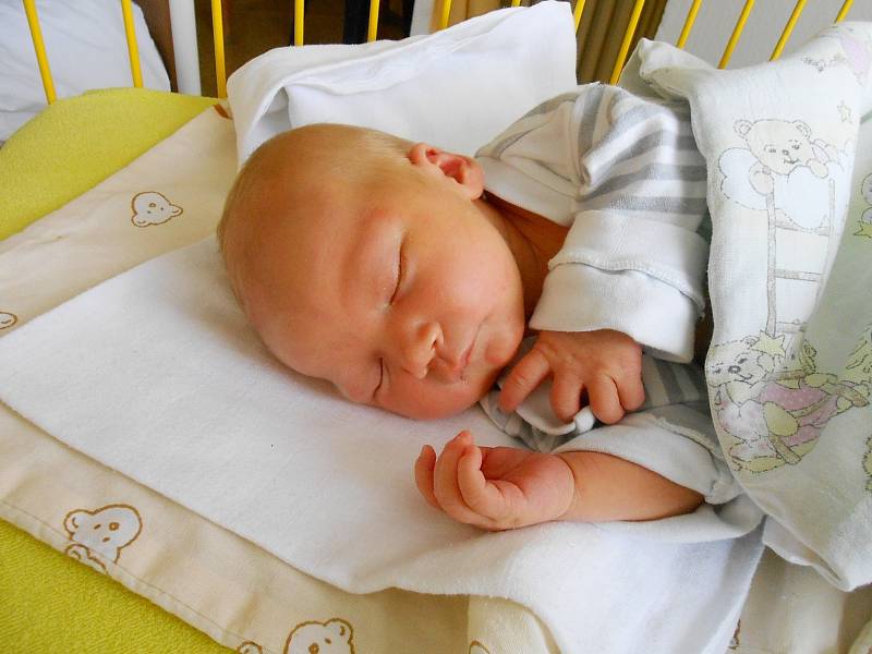 DOMINIK Melichar přišel na svět 1. dubna s mírami 3,9 kg a 50 cm. S maminkou Květoslavou a tatínkem Josefem bude bydlet v Josefově Dole.