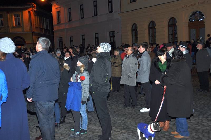 Štědrovečerní zpívání na Masarykově náměstí v Mnichově Hradišti.