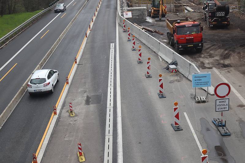 Oprava mostu a s tím spojené zúžení na dálnici D10 mezi Prahou a Mladou Boleslaví - na úrovni sjezdu ke Staré Boleslavi.