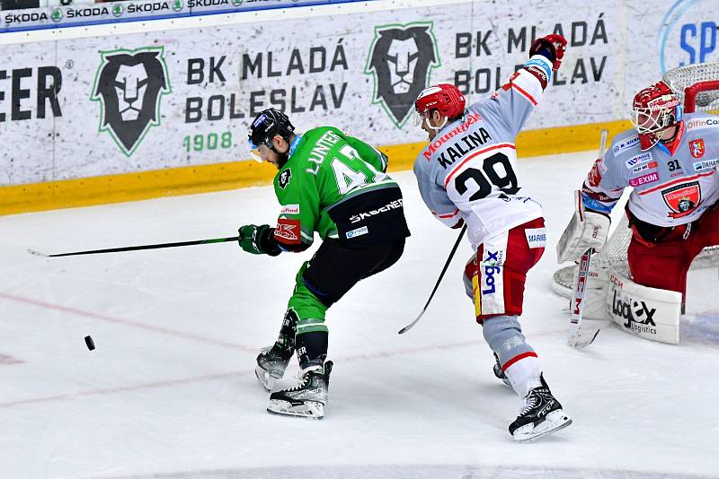 Hokejisté Mladé Boleslavi porazili Hradec Králové ve čtvrtém čtvrtfinále 4:3 v prodloužení.