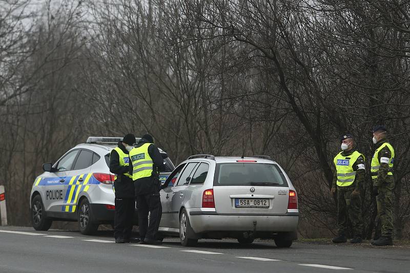 Smíšená hlídka policie a armády na checkpointu na silnici 1/38 před odbočkou na Kaňk v úterý 2. března.