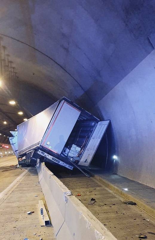 Provoz na Pražském okruhu ochromila tragédie v tunelu