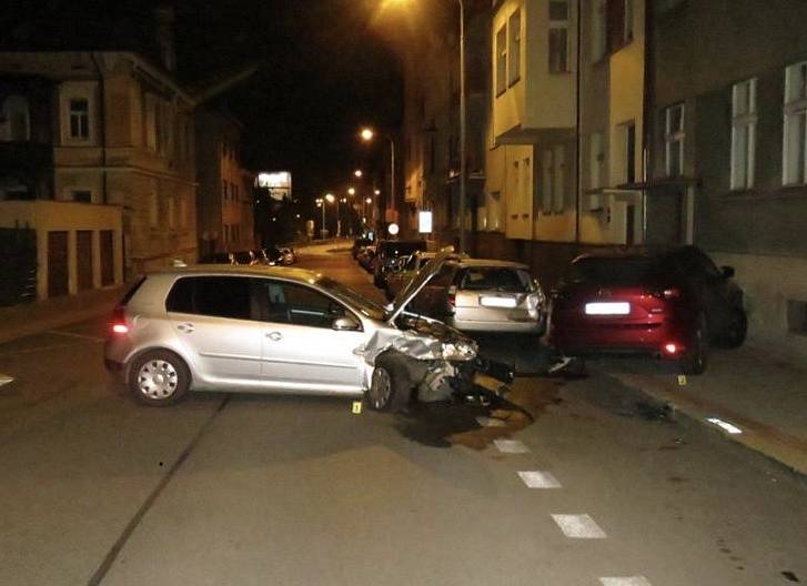 Řidič pod vlivem alkoholu havaroval do zaparkovaných vozidel.